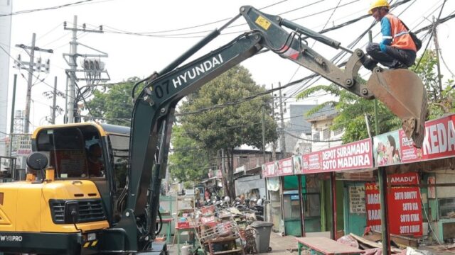 Dukung Normalisasi Saluran Air dan Pemasangan U-ditch, Pemkot Surabaya Tertibkan 35 Bangunan PKL