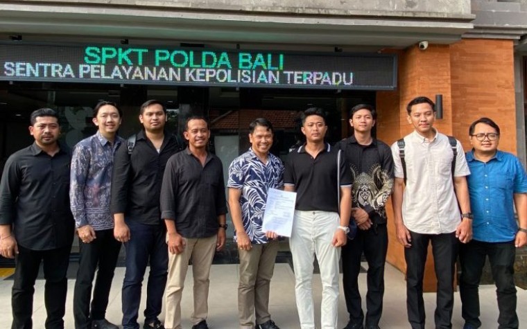Pelapor I Gusti Agung Ngurah Gede Tri Widyanta didampingi kuasa hukum beserta tim Gede Bina
