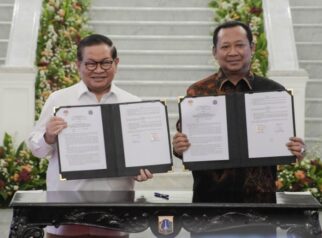 Penyerahan naskah hibah aset dan berita acara serah terima oleh Gubernur DKI Jakarta, Pramono Anung, dan Wakil Ketua KPK RI, Fitroh Rohcahyanto