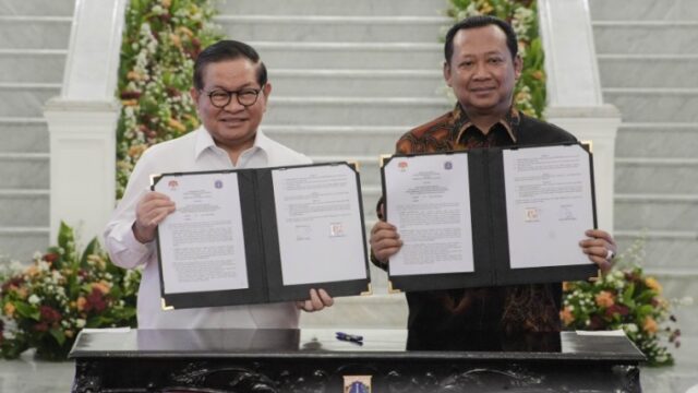 Penyerahan naskah hibah aset dan berita acara serah terima oleh Gubernur DKI Jakarta, Pramono Anung, dan Wakil Ketua KPK RI, Fitroh Rohcahyanto