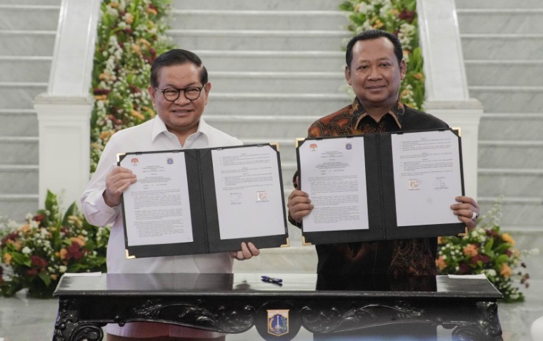 Penyerahan naskah hibah aset dan berita acara serah terima oleh Gubernur DKI Jakarta, Pramono Anung, dan Wakil Ketua KPK RI, Fitroh Rohcahyanto