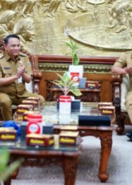 Plt Bupati Pati Risma Ardhi Chandra saat menerima pemain Akademi Persib Pati