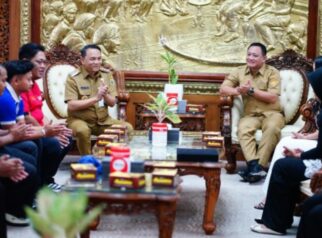 Plt Bupati Pati Risma Ardhi Chandra saat menerima pemain Akademi Persib Pati