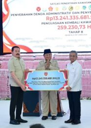 Presiden Prabowo Subianto menyaksikan penyerahan denda administratif dan penyelamatan keuangan negara