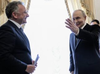 Presiden Rusia Vladimir Putin menyapa utusan khusus AS Steve Witkoff