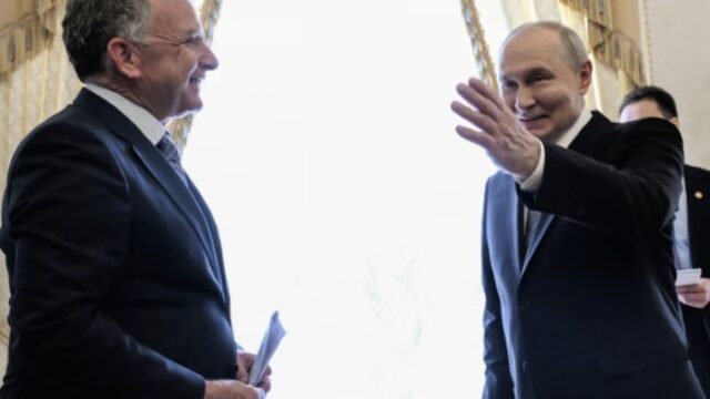 Presiden Rusia Vladimir Putin menyapa utusan khusus AS Steve Witkoff