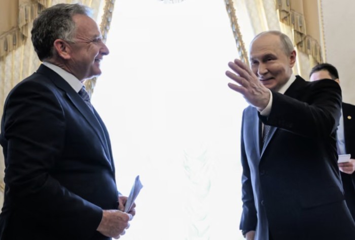 Presiden Rusia Vladimir Putin menyapa utusan khusus AS Steve Witkoff