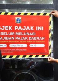 UP3D Kecamatan Pesanggrahan, menempelkan stiker penunggak pajak