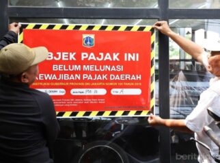 UP3D Kecamatan Pesanggrahan, menempelkan stiker penunggak pajak