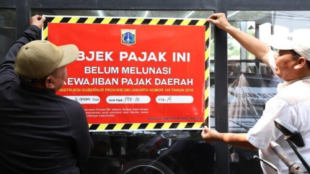 UP3D Kecamatan Pesanggrahan, menempelkan stiker penunggak pajak
