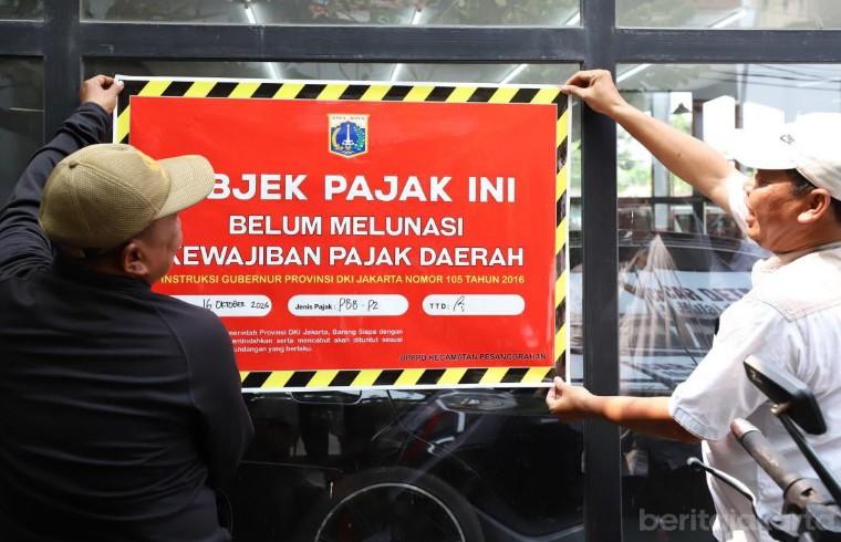 UP3D Kecamatan Pesanggrahan, menempelkan stiker penunggak pajak