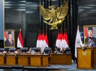 Wagub DKI Jakarta, Rano Karno saat membacakan pidato Gubernur DKI Jakarta, Pramono Anung, dalam Rapat Paripurna DPRD DKI Jakarta