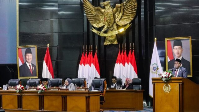Wagub DKI Jakarta, Rano Karno saat membacakan pidato Gubernur DKI Jakarta, Pramono Anung, dalam Rapat Paripurna DPRD DKI Jakarta