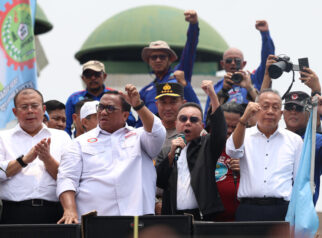 Wakil Ketua DPR RI Sufmi Dasco Ahmad di dampingi Wakil Ketua DPR RI Saan Mustopa dan Cucun Ahmad Syamsurijal