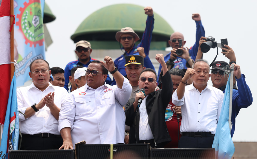 Wakil Ketua DPR RI Sufmi Dasco Ahmad di dampingi Wakil Ketua DPR RI Saan Mustopa dan Cucun Ahmad Syamsurijal