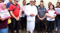 Wali Kota Denpasar, I Gusti Ngurah Jaya Negara menyerahkan bantuan perbaikan RTLH