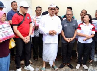 Wali Kota Denpasar, I Gusti Ngurah Jaya Negara menyerahkan bantuan perbaikan RTLH