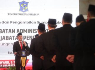 Wali Kota Surabaya, Eri Cahyadi melantik dan mengambil sumpah jabatan 85 pejabat administrator dan pengawas