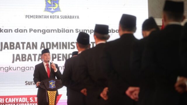 Wali Kota Surabaya, Eri Cahyadi melantik dan mengambil sumpah jabatan 85 pejabat administrator dan pengawas