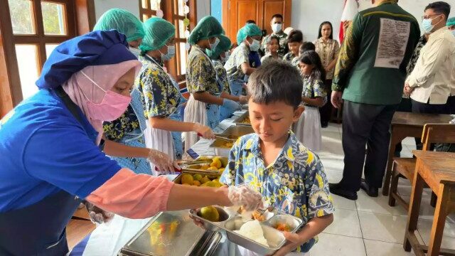 Wabup Jepara monitoring penerapan uji coba program MBG dengan pola penyajian prasmanan