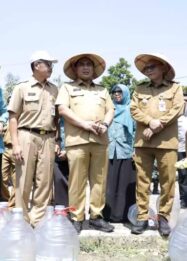 Plt. Bupati Pati Risma Ardhi Chandra bersama Wagub Jateng Taj Yasin Maimoen turun langsung meninjau lokasi kekeringan