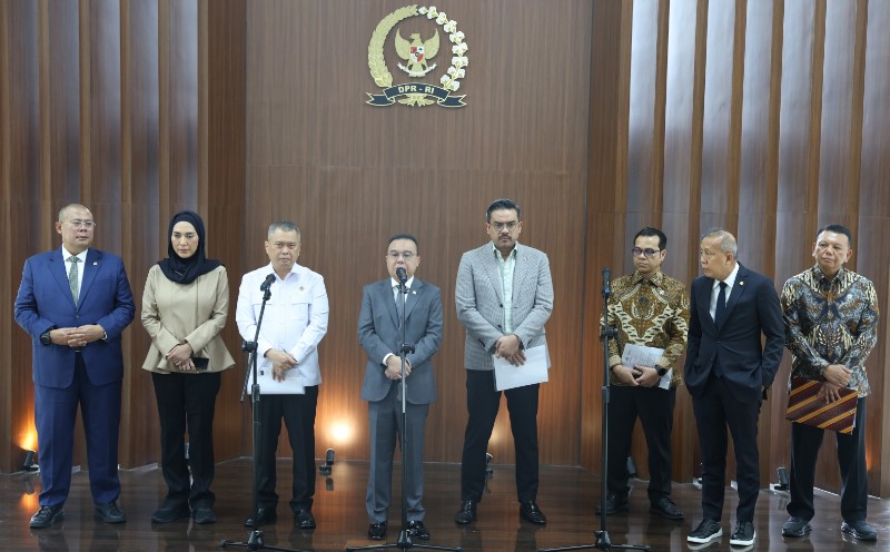 Pimpinan DPR RI bersama Menteri UMKM, Menhub, Wamenkomdigi dan Wamensesneg menggelar konferensi pers
