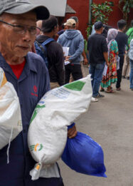 Pemerintah Bagikan 1 Juta Ton Beras Bansos untuk Desil 1-4, Keluarga Dapat 30 Kg