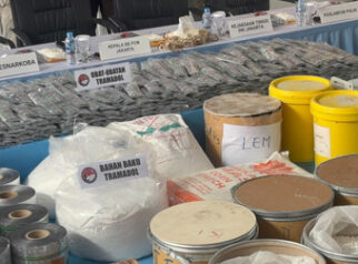 Direktorat Reserse Narkoba (Ditresnarkoba) Polda Metro Jaya mengungkap dua pabrik obat keras ilegal yang memproduksi Tramadol dan Trihexyphenidyl