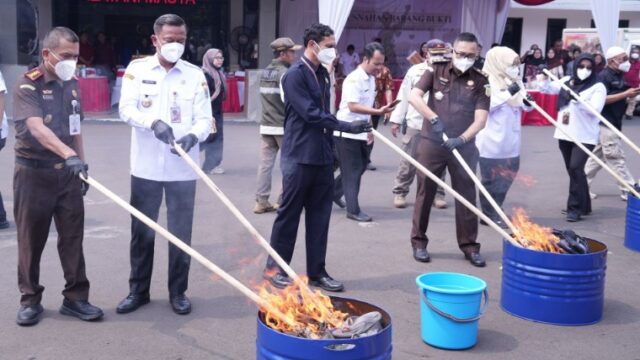 Kejari Jaktim memusnahkan barang bukti dari ratusan perkara tindak pidana