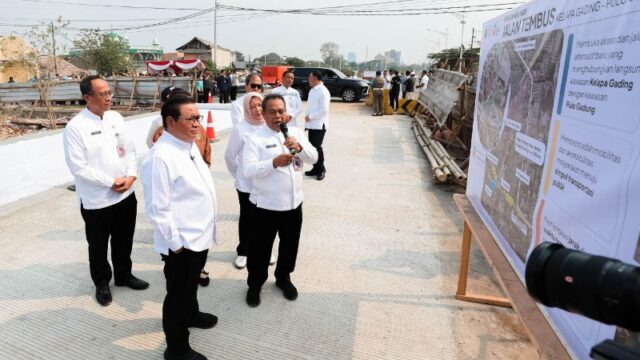Gubernur DKI Jakarta, Pramono Anung meninjau pembangunan Jalan Tembus Kelapa Gading–Pulo Gadung