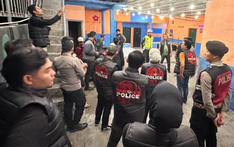 Polres Lumajang bersama tim gabungan menggelar razia di sejumlah tempat hiburan malam (THM)